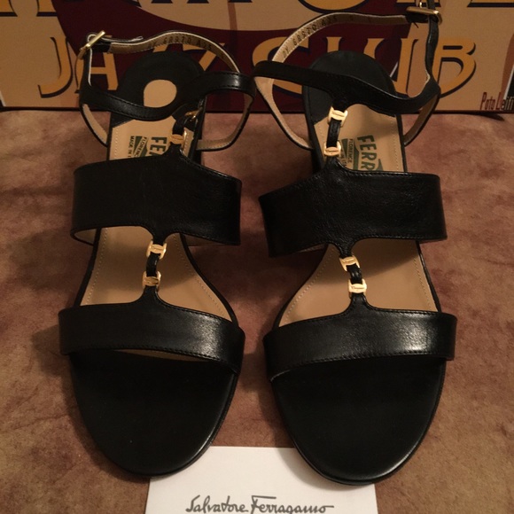 🍁ON SALE🍂SALVATORE FERRAGAMO NWOT AUTHENTIC SOFT BLK LEATHER & GOLD LOGO SANDALS - Picture 1 of 8